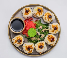 Запеченный ролл с чукой, тунцом и мидиями вонголе