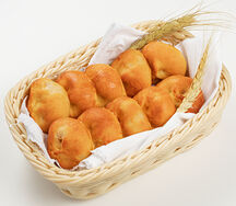 Пирожок с яблоками и изюмом