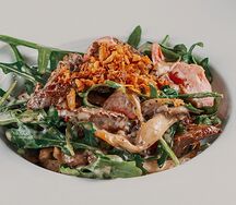 Салат из говядины с рукколой и обжаренными черри