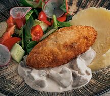 Котлета пожарская с картофельным пюре, трюфелем и огурцом