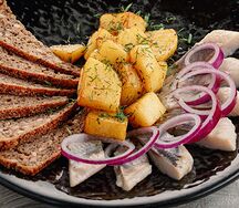 Сельдь с гарниром