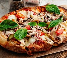 Римская пицца с цыпленком и грибами