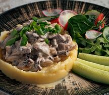 Бефстроганов из говядины с картофельным пюре