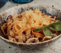 Паста с цыпленком, грибами и трюфелем