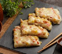 Японская пицца с копченым лососем пикантная