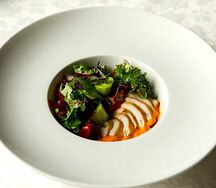 Салат с запеченным перцем и нежной курочкой