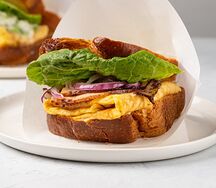 Egg-cэндвич с грудинкой и сырным cоусом
