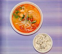 Том ям c креветками и кальмаром