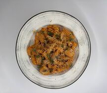 Фузилли с курицей и грибами