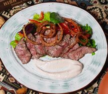 Салат с ростбифом и соусом вито тонадзе