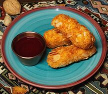 Сырные палочки с брусничным соусом