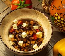 Теплый салат с баклажаном