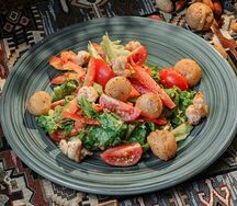 Салат с морепродуктами в горчично-медовом соусе