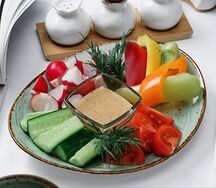 Закуска овощная с соусом 