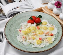 Глазунья из перепелиных яиц с крабом 