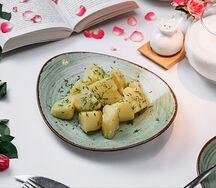 Отварной картофель с маслом и зеленью
