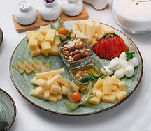 Сырная тарелка с медом и ореховым ассорти