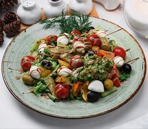 Свежие овощи с сыром Фета и греческой заправкой