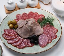 Мясная тарелка из сырокопчёных колбас 