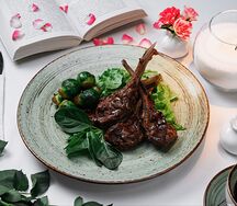 Каре ягненка с брюссельской капустой 