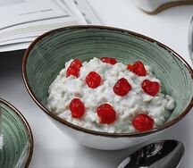 Каша овсяная с клюквой и вишней 