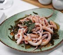 Салат Морская капуста с щупальцами кальмара