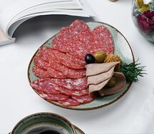 Закуска мясная из сырокопчёной колбасы