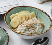 Каша овсяная с бананом и орехами 