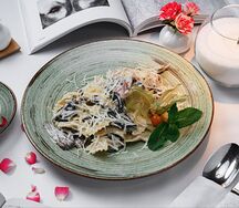 Фарфалле с командорскими белыми грибами и ветчиной