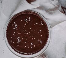 Шоколадный тарт с прослойкой из соленой карамели