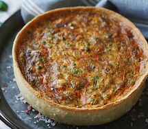 Киш скумбрия, картофель, шпинат, горошек