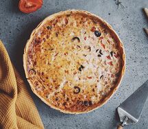 Киш Тунец, оливки, мини-кукуруза, томаты