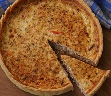 Киш с крабом, креветками, луком-пореем и орегано