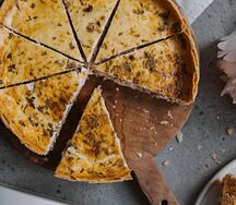 Киш с копченой курицей, вешенками и карамелизированным луком