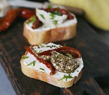 Брускетта с козьим сыром и вялеными томатами