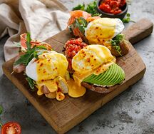 Яйцо Бенедикт с жареным беконом