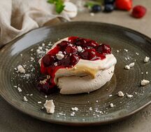 Павлова с вишневым соусом