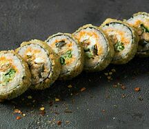 Ролл Темпура со спайси-угрем под соусом унаги