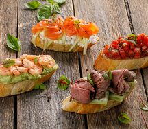 Брускетта с креветками и гуакамоле