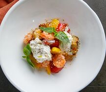 Салат с креветками, манго и страчателлой