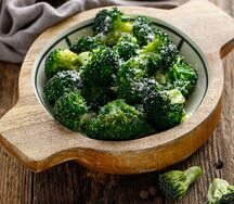 Брокколи с лепестками миндаля