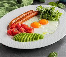 Яичница-глазунья с сосисками и овощами