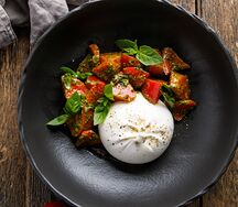 Буррата с томатами