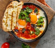 Шакшука на сливочном масле с томатами и базиликом