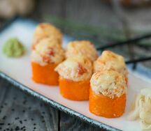 Запеченный ролл с лососем