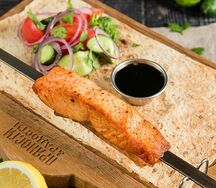 Стейк из лосося на углях