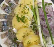 Сельдь с вареным картофелем и зеленью