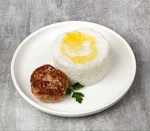 Котлетка куриная (мясо курицы, лук репчатый, батон, соль) с гарниром и соусом на выбор