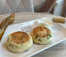 Солёные сырники с сыром, зеленью и чесноком