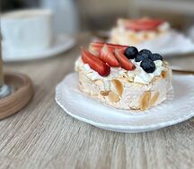 Меренговый рулет сливочный с кешью